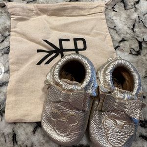 Freshly Picked Platinum Mickey Mouse Bow Baby Shoe in size 3, like new condition